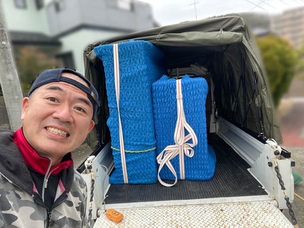 不用品回収でトラックに回収品を積み込むフォーカス